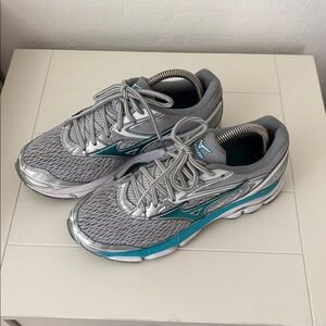 Mizuno Women’s Gray and Teal Athletic Sneakers